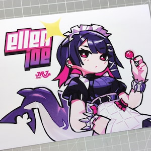 Op de afbeelding: Illustratie van een stripfiguur in een dienstmeisjesoutfit met een haaienstaart. Het personage heeft donkerpaars haar, roze accenten en houdt een lolly vast. De tekst "ellen joe" staat in een roze en witte blokletter.