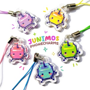 Puede incluir: Acrílico transparente dijes para teléfono con personajes Junimo pixelados en varios colores: morado, amarillo, verde, rosa y azul. Cada dije tiene un cierre plateado y un cordón colorido. También se ve el texto "JUNIMOS PHONECHARMS".