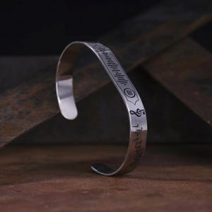 Puede incluir: Un letrero de madera rústica con el texto "Welcome to our home" en letras blancas. El letrero presenta un acabado envejecido y un diseño simple y acogedor, ideal para un porche o entrada.