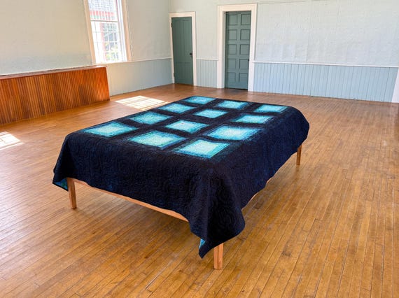 Prismatic Pools Modern Log Cabin Quilt, Queen Size 88 x 96 inches