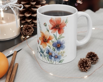 Kaffemugg med vildblommor, akvarell blomsterarrangemang med pressade blommor, pastellblommig naturmugg, tekopp med vildblommor, blomsterträdgårdsälskare