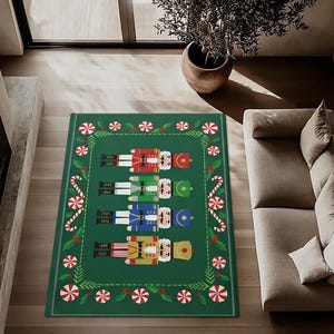 Puede incluir: Una alfombra navideña rectangular verde con cuatro figuras de cascanueces de soldados de juguete en rojo, verde, azul y amarillo. La alfombra tiene un borde de bastones de caramelo, copos de nieve y caramelos de menta.