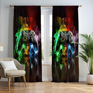 Cortinas com estampa de controle de videogame, design colorido de fumaça e fogo, decoração para sala de jogos, cortinas inspiradas em consoles famosos.