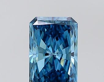Könnte beinhalten: Ein Edelstein im Radiant-Schliff mit tiefblauer Farbe und einer stark facettierten Oberfläche. Der Stein hat eine rechteckige Form mit abgeschrägten Ecken und zeigt komplexe Lichtreflexionsmuster auf seinen vielen dreieckigen Facetten.