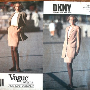 Pode incluir: Um padrão de costura para um conjunto de saia e blazer da DKNY, Donna Karan New York. O padrão é para os tamanhos 8-10-12. O padrão é mostrado em duas modelos, uma vestindo uma saia e um blazer de cor marrom claro, e a outra vestindo uma saia e um blazer de cor marrom escuro.