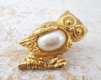 Little Vintage Gold Toned Faux Pearl Avon Owl Scatter Pin