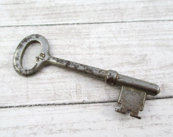 Vintage Numbered Skeleton Key - "18"