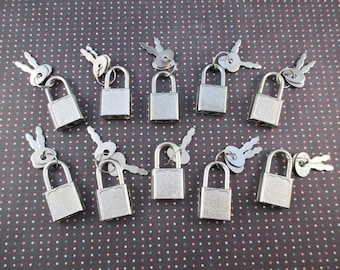 10 Little Vintage Locks With Keys