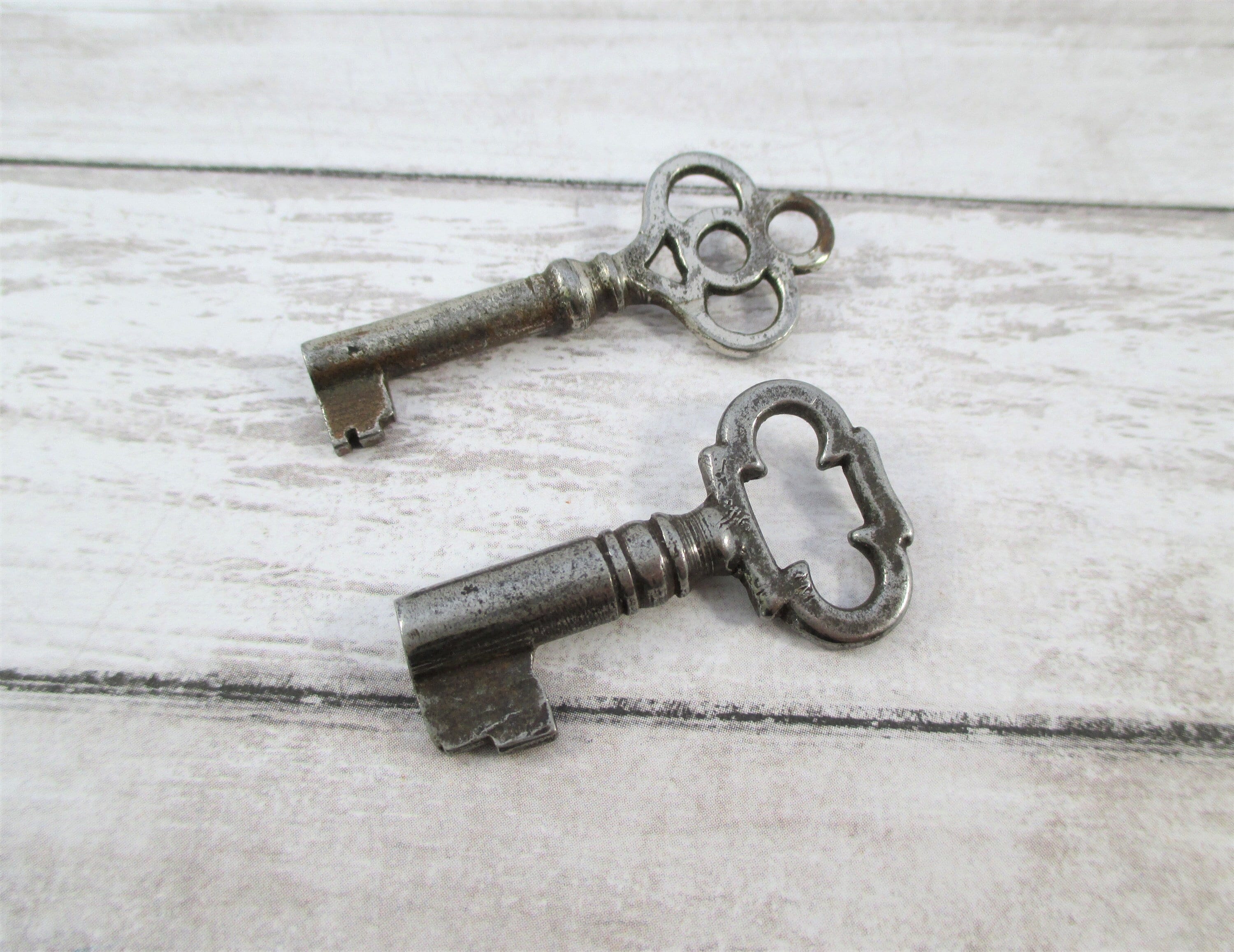 16 unique vintage antique keys lot small lock key warded collection