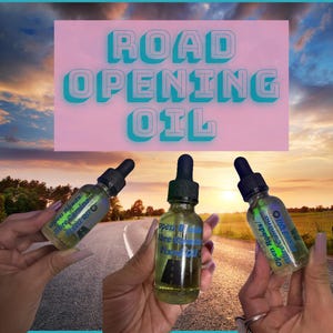 Puede incluir: Tres botellas de vidrio con goteros llenos de un líquido amarillo claro. Las botellas están etiquetadas con "Open Roads/Abre Camino Fixed Oil" y "Open Roads/Abre Camino Oil". Las botellas están en manos de tres personas. El fondo es una imagen borrosa de un camino con una puesta de sol en la distancia.