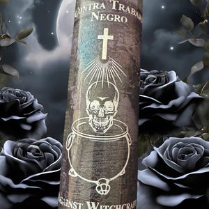 Puede incluir: Una vela oscura con texto y gráficos blancos, incluyendo una calavera sobre un caldero, una cruz y las palabras "CONTRA TRABAJO NEGRO" y "AGAINST WITCHCRAFT". El fondo presenta rosas negras y una luna llena.