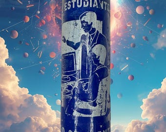 Puede incluir: Una vela de vidrio azul con la palabra "ESTUDIANTE" en letras blancas. La vela presenta un gráfico de un profesor y un estudiante. La parte inferior de la vela dice "GOOD STUDENT". El fondo es un cielo azul con nubes y planetas.