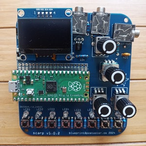 Puede incluir: Una placa de circuito impreso azul con un microcontrolador Raspberry Pi Pico, una pequeña pantalla LCD, seis botones, seis potenciómetros y seis LED. La placa tiene el texto "scarp v1.0.2" y "blueprint@poetaster.de 2024" impreso en ella.
