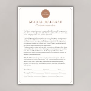 Puede incluir: Un formulario de cesión de derechos de imagen con fondo blanco y texto marrón. El formulario incluye secciones para el nombre del modelo, la firma y la fecha, así como secciones para el nombre del fotógrafo, la firma y la fecha. El formulario también incluye una sección para la firma y la fecha de un padre o tutor.