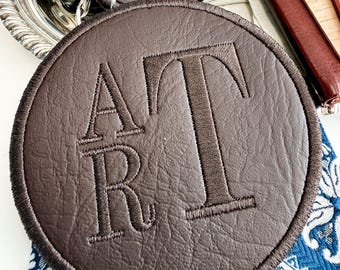 Sottobicchiere personalizzato con monogramma ricamato / Accessori per bevande personalizzati / Sottobicchiere effetto pelle / Elegante regalo per padrona di casa e inaugurazione della casa
