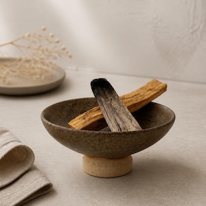 Palo Santo-brännare i stengods – Handgjord skål på piedestal – Kladdhållare i keramik – Wabi-sabi-dekoration – Wellnessritual
