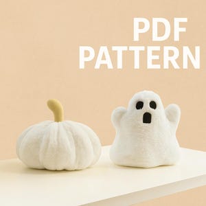 Może przedstawiać: Dwie pluszowe dekoracje na Halloween: biała dynia z żółtą łodygą i biały duch z czarnymi oczami i ustami. Tekst "PDF PATTERN" jest białymi literami w tle.