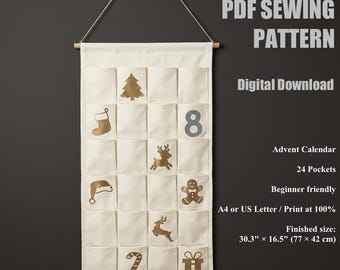 Pode incluir: Um painel de tecido cor de creme com 24 bolsos, apresentando ícones natalinos dourados e o número 8. O texto diz: PDF SEWING PATTERN, Digital Download, Advent Calendar, 24 Pockets, Beginner friendly, A4 or US Letter, 77 x 42 cm.