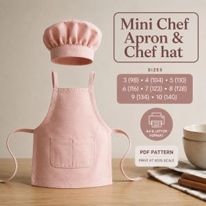 Könnte beinhalten: Eine hellrosa Schürze und eine passende Kochmütze. Der Text lautet: Mini Chef Apron & Chef hat, SIZES 3 (98) 4 (104) 5 (110) 6 (116) 7 (122) 8 (128) 9 (134) 10 (140), A4 & LETTER FORMAT, PDF PATTERN PRINT AT 100% SCALE.