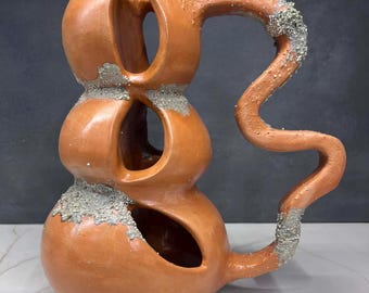 Jarrón de cerámica de terracota hecho a mano
