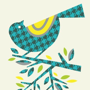Puede incluir: Un pájaro azul turquesa con un patrón de rayas amarillas y grises en el pecho está posado en una rama con hojas verdes. El pájaro y la rama están ambos estampados con un diseño de pata de gallo azul turquesa y gris.