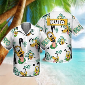 Puede incluir: Camisa blanca con botones con un patrón repetido de Pluto, el perro de dibujos animados de Disney, con detalles en verde y diseños florales. La camisa tiene cuello y mangas cortas. La palabra "PLUTO" está impresa en la espalda.