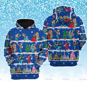Könnte beinhalten: Ein blauer Kapuzenpullover mit Reißverschluss und einem durchgehenden Druck der Zeichentrickfigur Goofy in verschiedenen weihnachtlichen Posen, mit Geschenken und Schals, zwischen Weihnachtsbäumen, Schneelandschaften und Schlossmotiven.