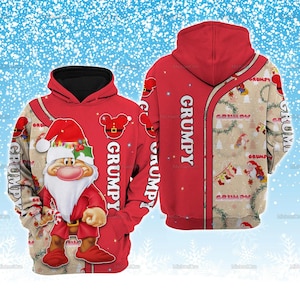 Könnte beinhalten: Ein roter Kapuzenpullover mit einer Grafik der Figur Grumpy als Weihnachtsmann verkleidet. Das Design enthält den Schriftzug GRUMPY, ein Mickey-Maus-förmiges Weihnachtsmannmützen-Symbol und ein Muster aus Weihnachtssocken und festlichem Grün.