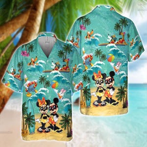 Peut inclure: Chemise hawaïenne turquoise avec Mickey et Minnie Mouse, Donald Duck et Dingo sur une scène de plage. La chemise a un devant boutonné et des manches courtes. Des palmiers, des planches de surf et des vagues sont également visibles.