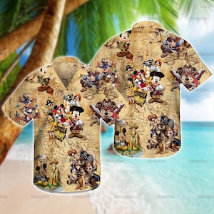 Peut inclure: Une chemise à manches courtes avec un motif sur le thème des pirates mettant en vedette des personnages de Disney. La chemise a un fond beige avec un motif de carte et des illustrations de Mickey Mouse, Donald Duck et Dingo déguisés en pirates.
