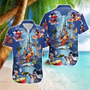 Peut inclure: Une chemise à manches courtes avec un imprimé intégral vibrant mettant en scène Mickey Mouse et d'autres personnages Disney dans un design magique et fantastique. La chemise a un fond bleu avec un château.