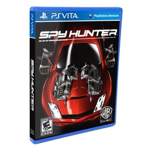 Op de afbeelding: Een blauwe en zwarte videospelcase voor de PlayStation Vita. De voorkant van de case toont een rode sportwagen met twee zwarte geweren die aan de motorkap zijn bevestigd. De titel van het spel is "SPY HUNTER" in witte letters.