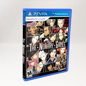 Puede incluir: Una caja de juego PlayStation Vita azul con un collage de personajes en la parte delantera. El título del juego es "The Nonary Games" y la clasificación PEGI es "18".