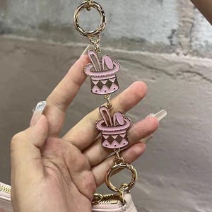 Am beliebtesten! Rosa Hase- und Hut-Metallkette, geeignet für einfache Taschenverlängerungskette, LV-Rucksackverlängerungskette