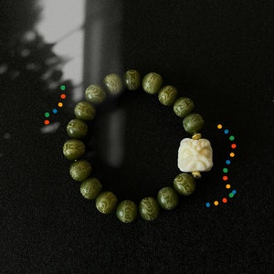 Vintage hand-carved green bead lion head bracelet, beaded vintage bracelet, blessing bracelet