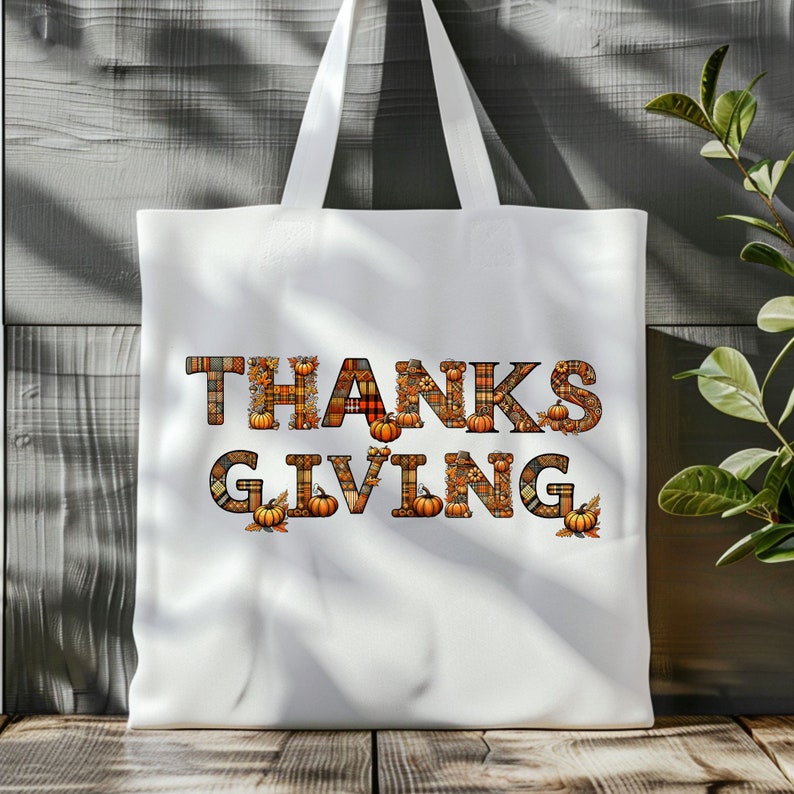 Pode incluir: Sacola branca de tecido com as palavras "THANKSGIVING" escritas em letras xadrez laranja, marrom e amarelo com pequenas ab&oacute;boras e folhas nas letras.