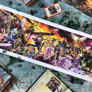 Può includere: Un lungo poster colorato con un grande gruppo di personaggi fantasy, tra cui un mago, un guerriero, un drago e un goblin. Il poster è stampato su uno sfondo bianco e ha una superficie testurizzata. Il poster è intitolato "Tales from the Tavern".