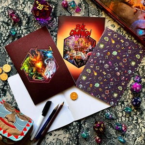 以下が含まれることがあります： 異なるデザインのノートブックが3冊あります。最初のノートブックは、ワインレッドの表紙にドラゴンやその他の神話上の生き物が描かれています。2冊目のノートブックは、赤とオレンジの表紙に「Evil Campaign」という文字が書かれています。3冊目のノートブックは、紫の表紙にサイコロやその他のファンタジーシンボルが繰り返し描かれたパターンがあります。