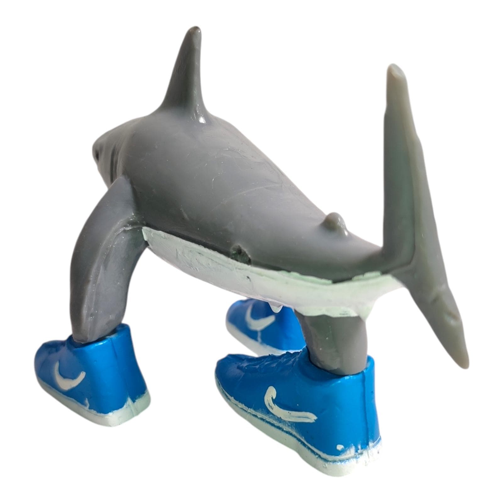 Peluche Tralalero Tralala – Requin Italien Drôle Avec Baskets, Figurine Humoristique Collector Pour Enfants Et Adultes
