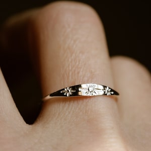 Anillo de estrella original estampado a mano - Estrella del Norte - delicado apilamiento - ANILLO STARSHINE - en plata de ley