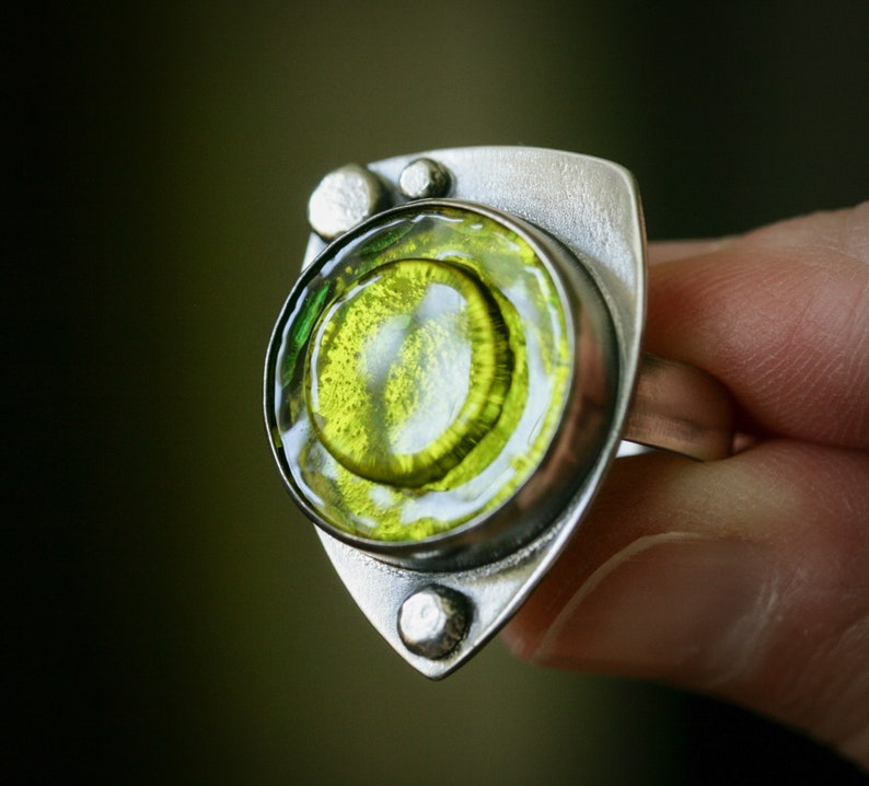 Handmade modern fused glass cocktail ring OLIVINE Size 7.5 image 2