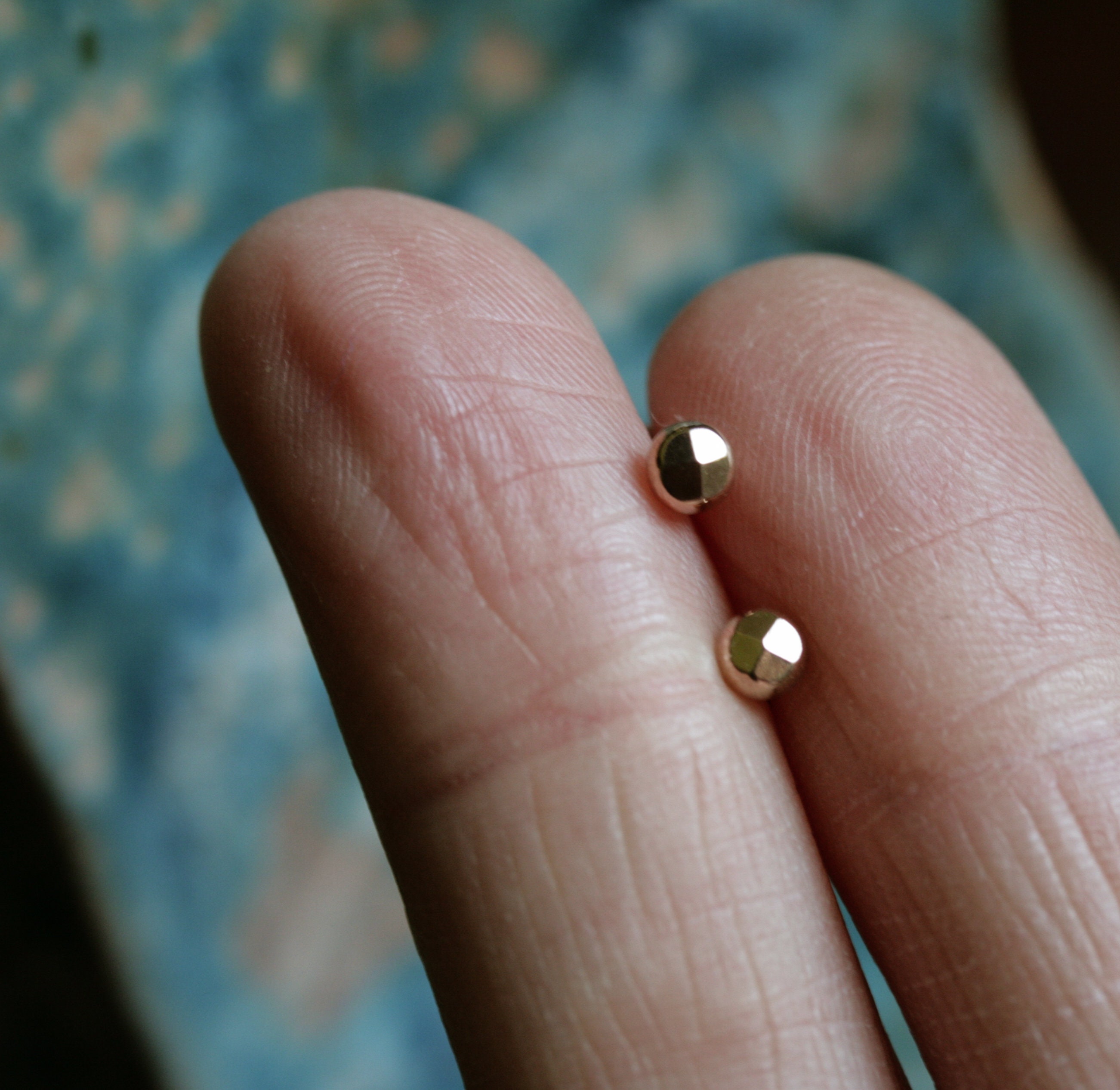 Gold covering studs Clearance