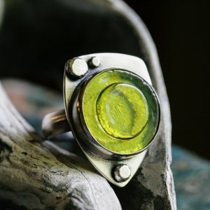 Handmade modern fused glass cocktail ring OLIVINE Size 7.5 image 4