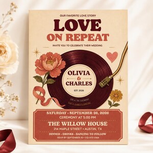 Puede incluir: Una tarjeta de invitación de boda con un gráfico de disco de vinilo y el texto LOVE ON REPEAT, OLIVIA & CHARLES, EST. 2026. Incluye una flor rosa, un corazón pequeño, un brazo de tocadiscos dorado y detalles del evento del 26 de septiembre de 2026.