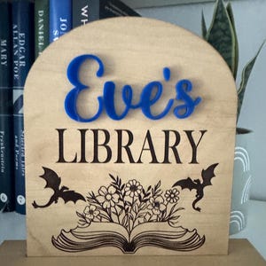 Romantyczny prezent w postaci książki fantasy, osobisty znak biblioteczny, dystopijna dekoracja półki na książki dla niej, akcesoria do półek na książki, znak półki na książki, prezent dla miłośnika książek