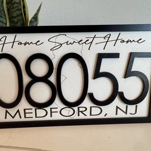Postnummerskylt, hem ljuva hem-skylt, stadsnamnsskylt, postnummerpresent till par, inflyttningsskylt, postnummerdekor, mäklaravslutningspresent