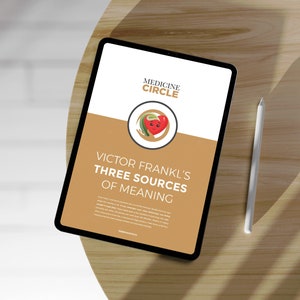 Op de afbeelding: Een digitale tablet waarop een document wordt weergegeven met de titel "Victor Frankl's Three Sources of Meaning" met een logo voor "Medicine Circle" met een hart met een glimlachend gezicht. De tablet ligt op een houten oppervlak met een witte stylus.