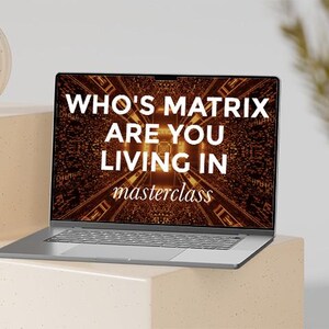 Puede incluir: Un ordenador portátil con una pantalla brillante que muestra el texto "Who's Matrix Are You Living In?" con la palabra "masterclass" debajo. El portátil está sobre una superficie beige claro.