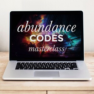 Puede incluir: Un ordenador portátil con una pantalla negra que muestra el texto "abundance CODES masterclass" sobre un fondo de patrones coloridos y billetes de dólar.