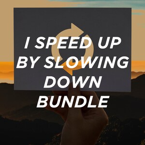 Könnte beinhalten: Eine schwarze Karte mit weißem Text, der "I speed up by slowing down bundle" lautet, mit einem gelben Kreispfeil in der Mitte.